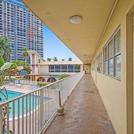 Private Hallandale Beach Studio Wbath Walking Distance To The Beach Pool Free Parking Exterior foto