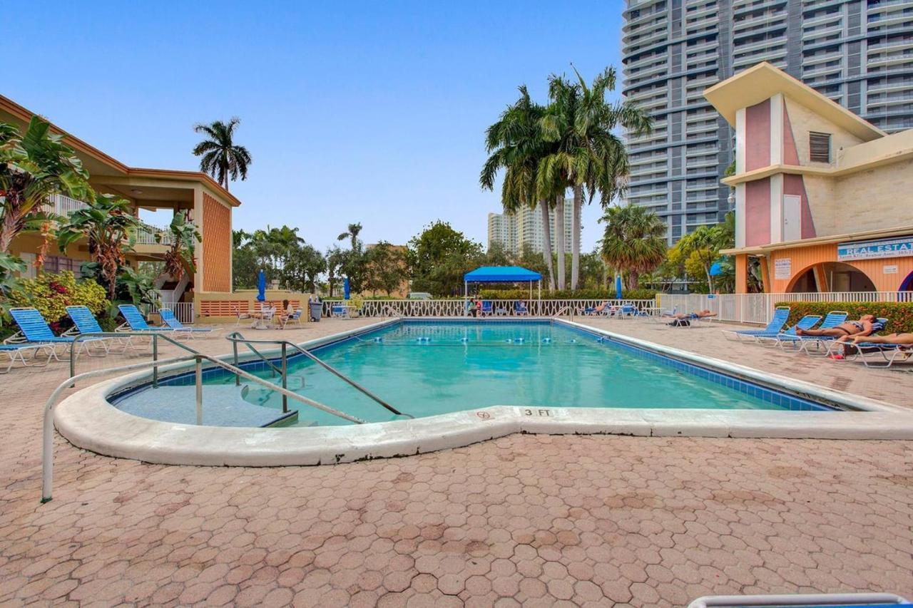 Private Hallandale Beach Studio Wbath Walking Distance To The Beach Pool Free Parking Exterior foto