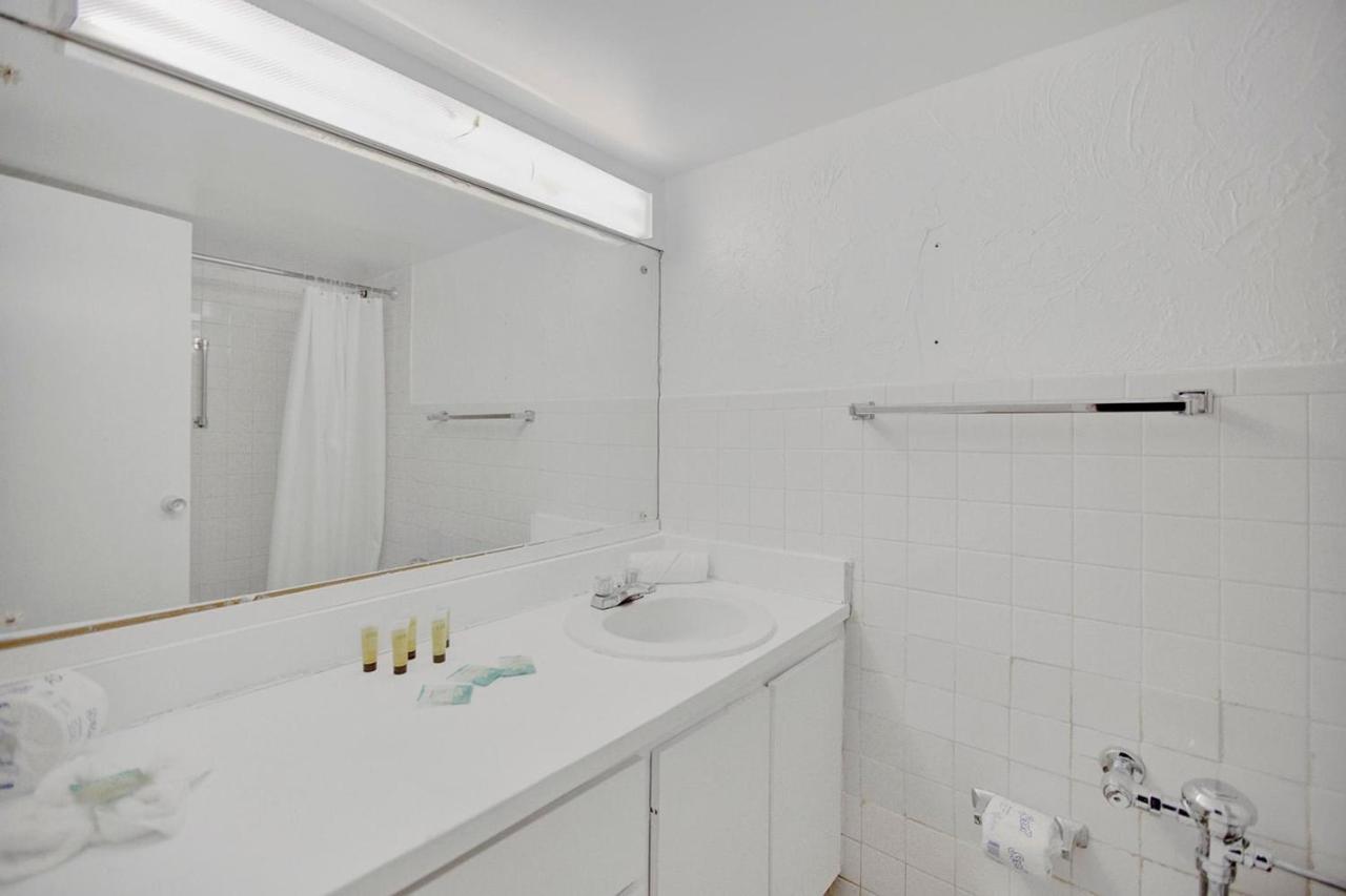Private Hallandale Beach Studio Wbath Walking Distance To The Beach Pool Free Parking Exterior foto
