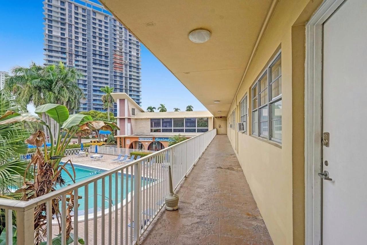 Private Hallandale Beach Studio Wbath Walking Distance To The Beach Pool Free Parking Exterior foto