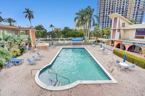 Private Hallandale Beach Studio Wbath Walking Distance To The Beach Pool Free Parking Exterior foto